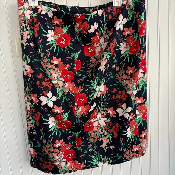Talbots Red Floral Pencil Skirt Size 14P - Picture 3 of 4